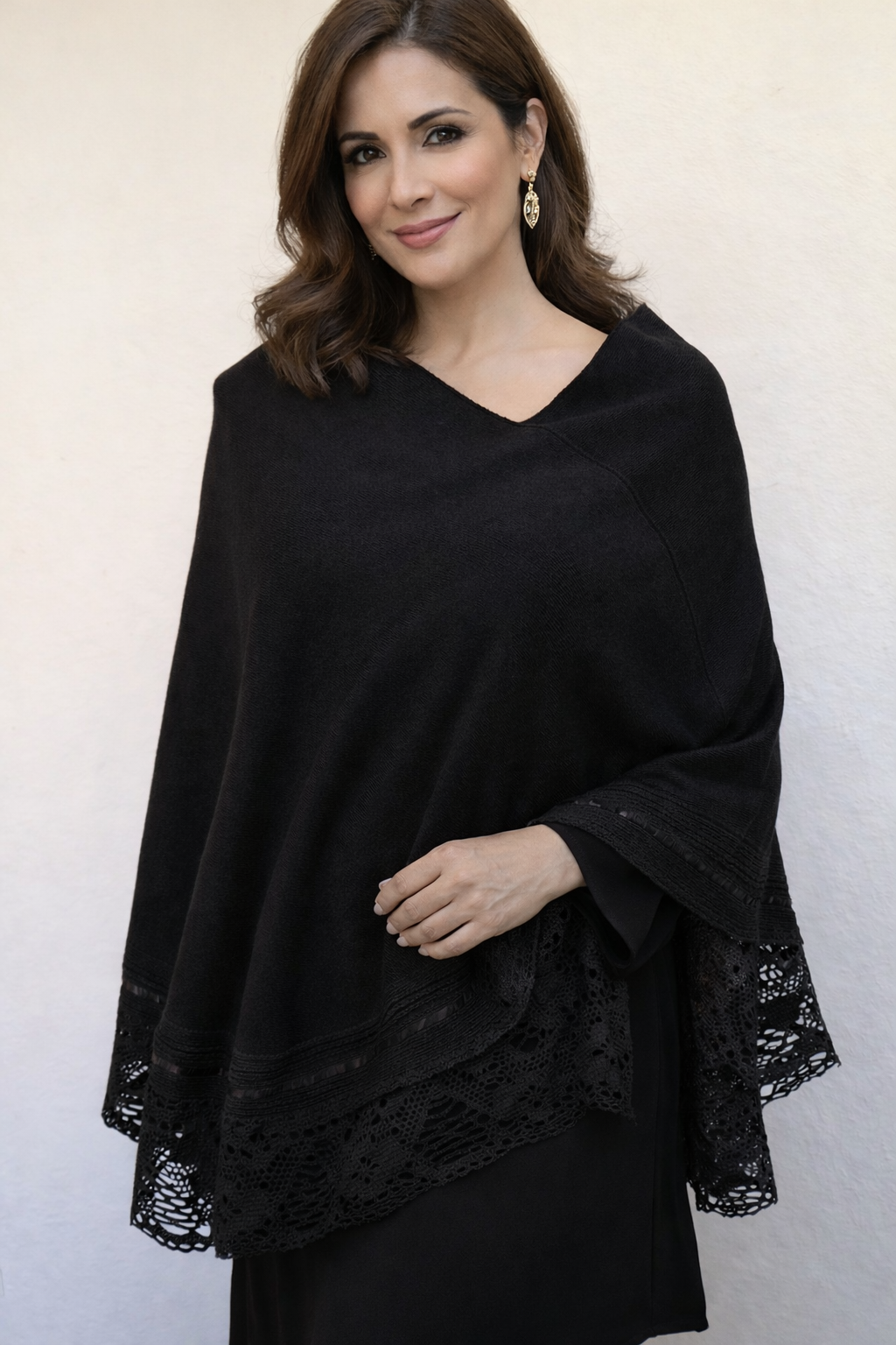 Elegant Mexican knit Shawl with Lace Trim – Handcrafted Wrap