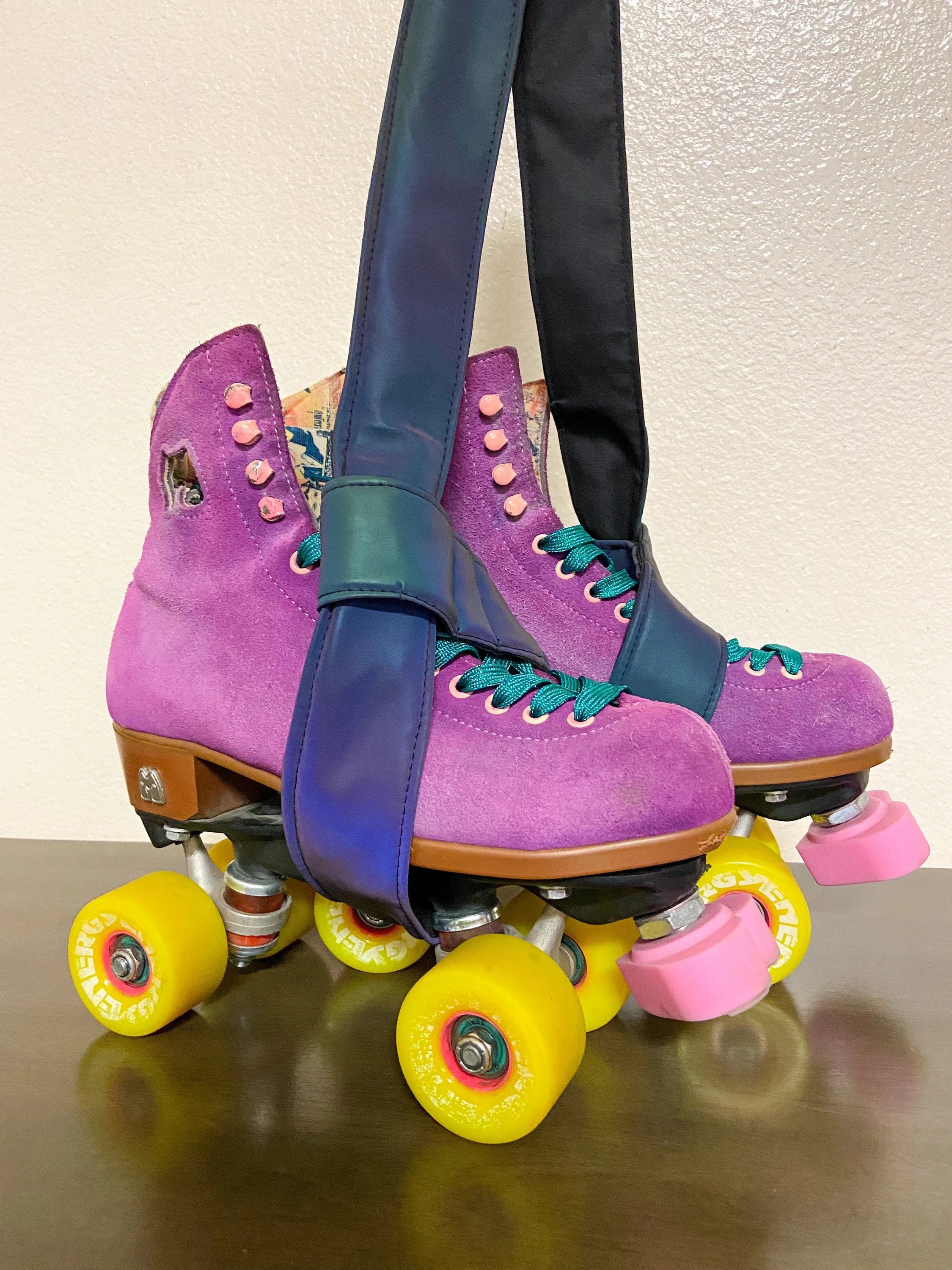 Reflective Iridescent Roller Skate Carrying Leash